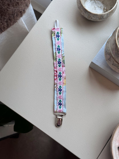 Pacifier clips