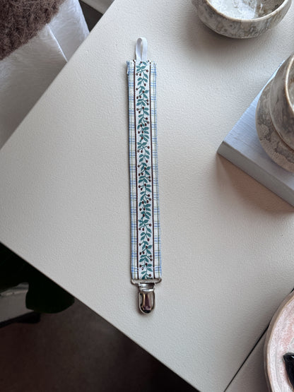 Pacifier clips