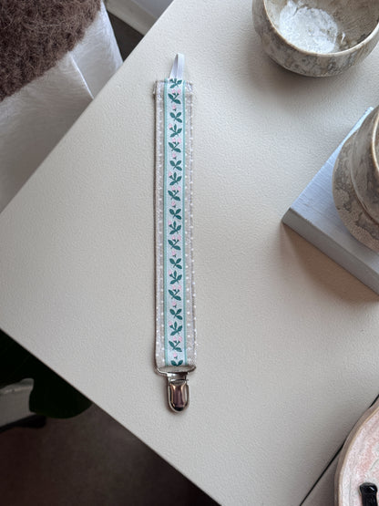 Pacifier clips