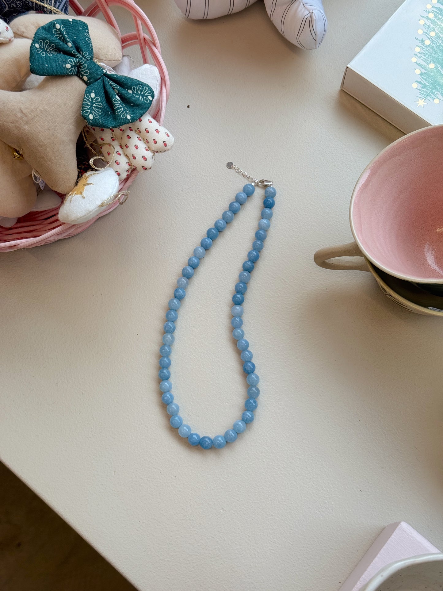 Halskæde med halvædelsten