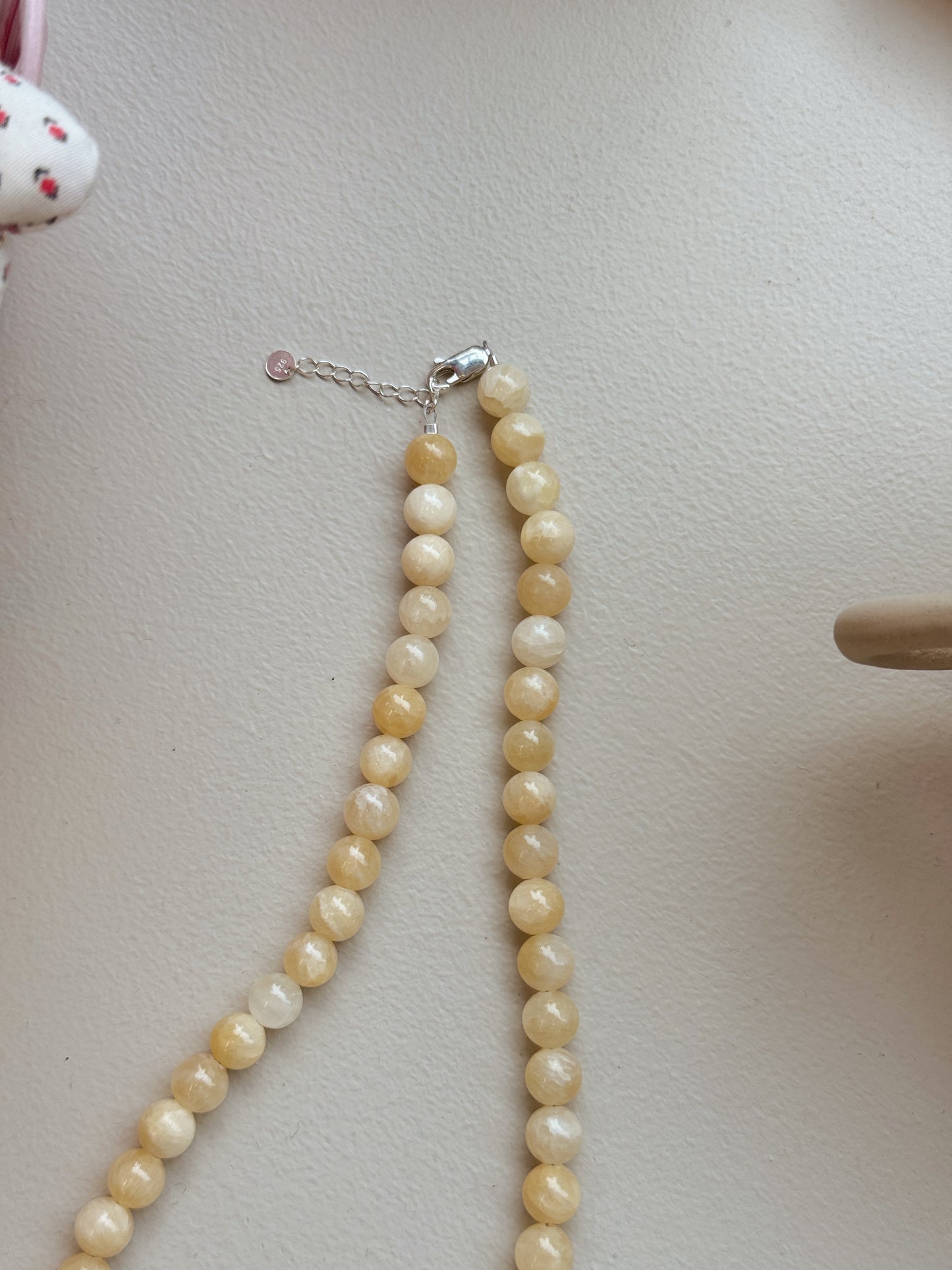 Halskæde med halvædelsten