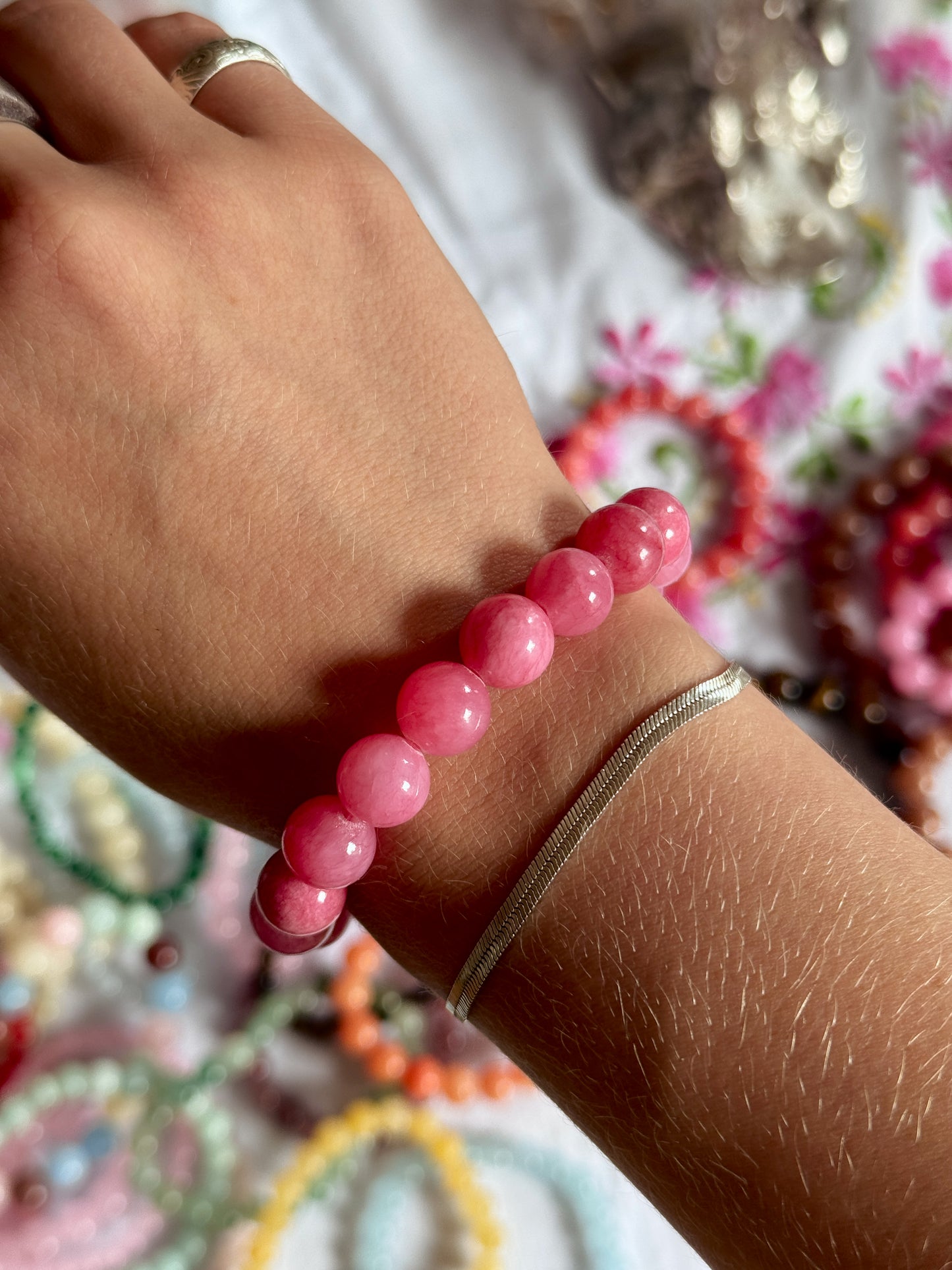 Armbånd m. natursten | Mørk pink