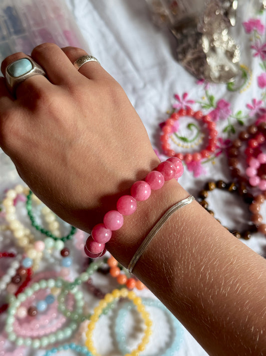 Armbånd m. natursten | Mørk pink