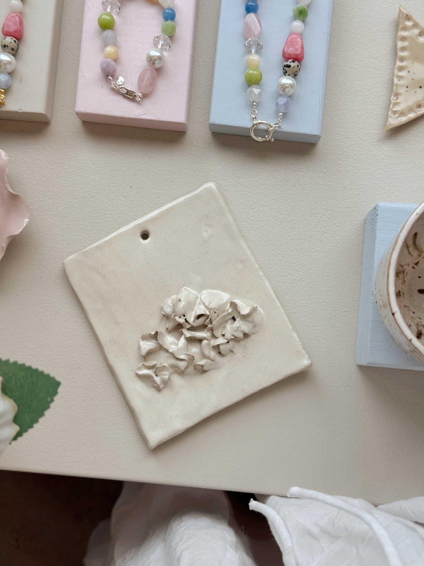 Relief | Vægophæng