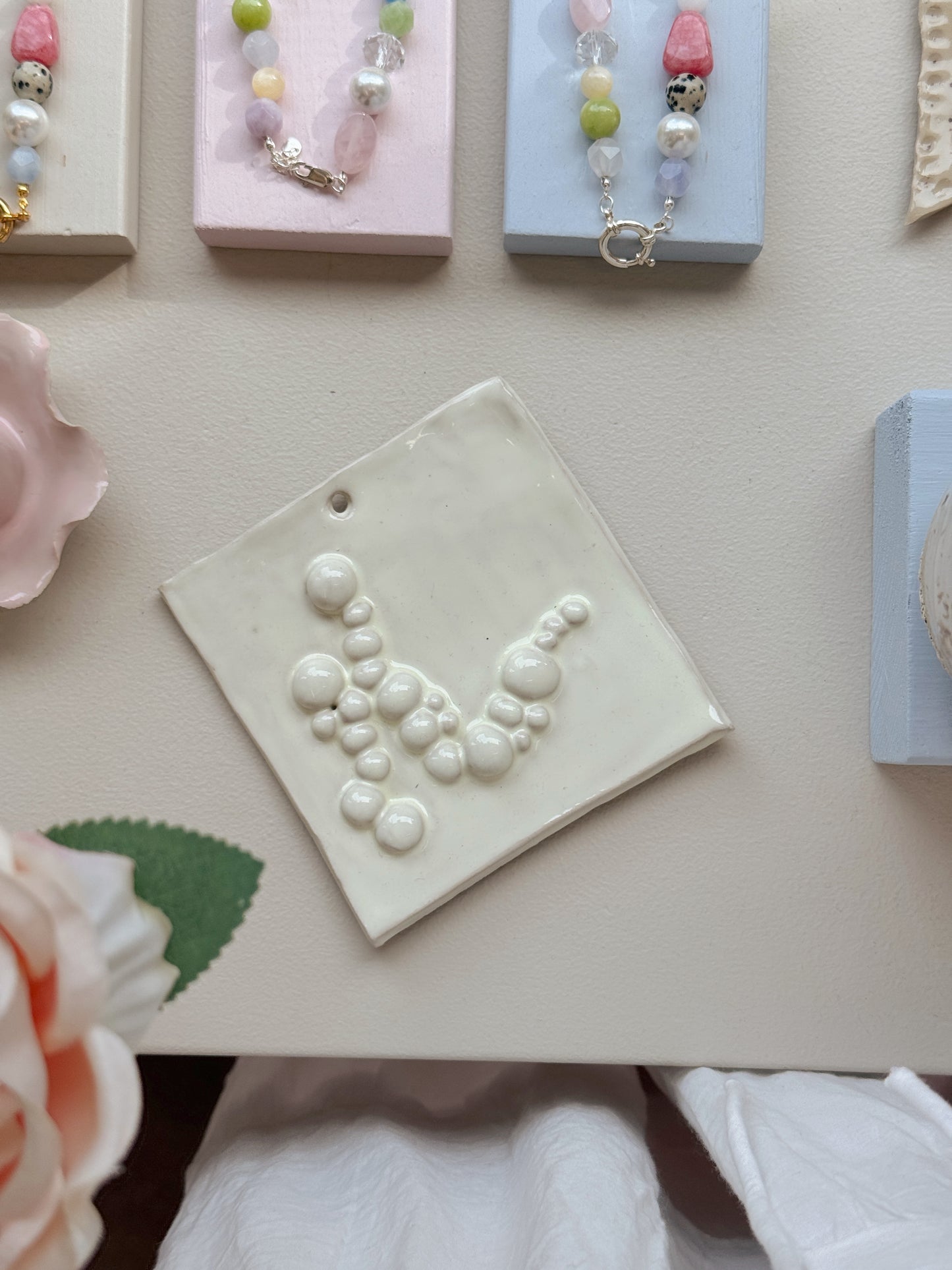 Relief | Vægophæng