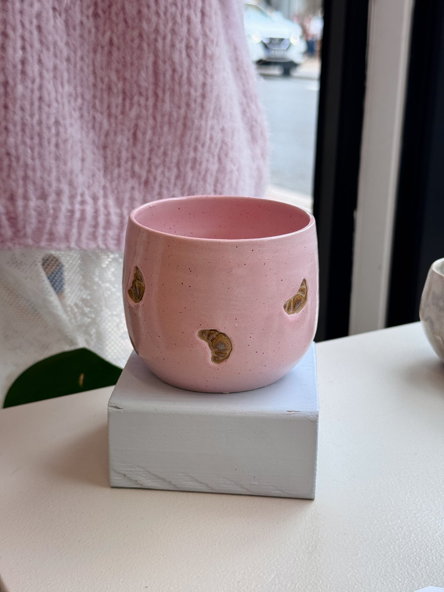 Croissant cup without handle